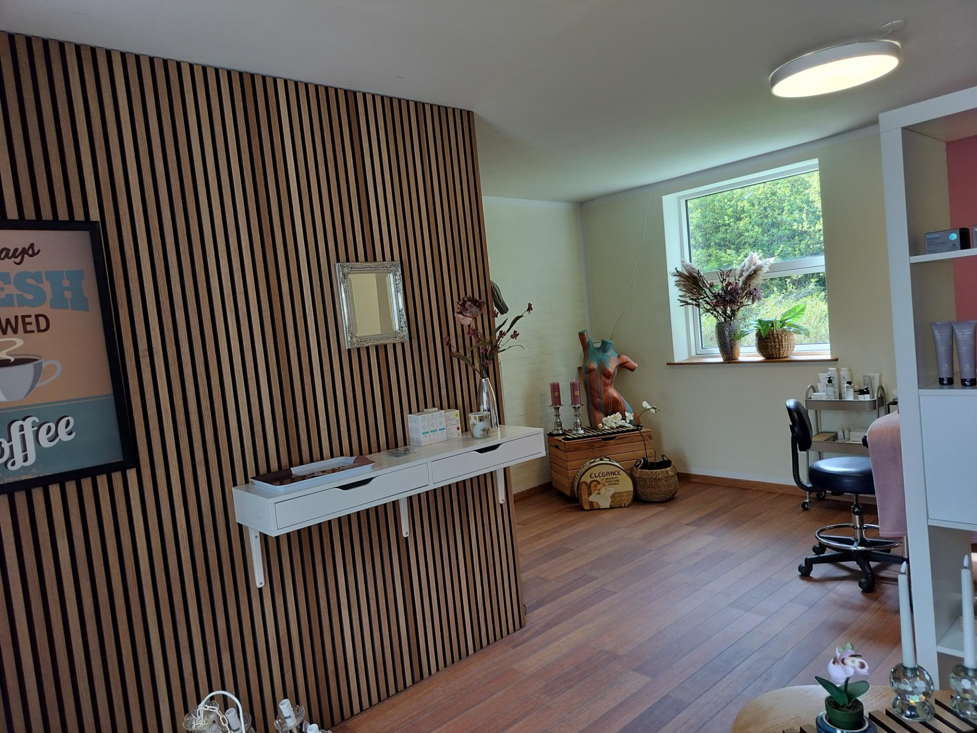 Et sted med ro og nærvær
Hos BeautyCare Fyn finder du en hyggelig klinik i hjemlige omgivelser i Kværndrup mellem Odense og Svendborg.
Her er der plads til at sænke skuldrene og tage en pause fra en travl hverdag.
Jeg har indrettet klinikken med varme farver, naturlige materialer og en afslappende atmosfære, så du kan nyde din behandling i rolige omgivelser.
Mit ønske er, at du føler dig velkommen fra første øjeblik og går herfra med fornyet energi og velvære.